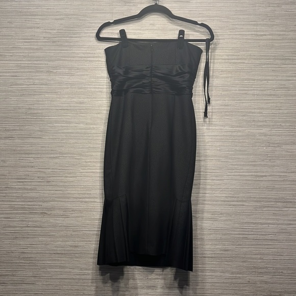 Form fitting black dress - Picture 4 of 6